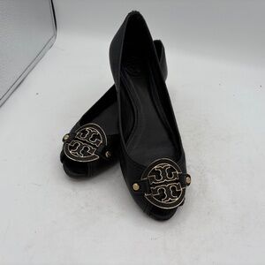 Tory Burch Leticia Peep Toe Low Wedge Black Pebbled Leather Gold Logo 8.5